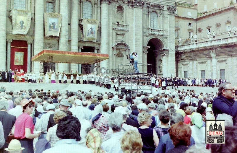 1982 (28) Priesters lopen naar midden voor communie
