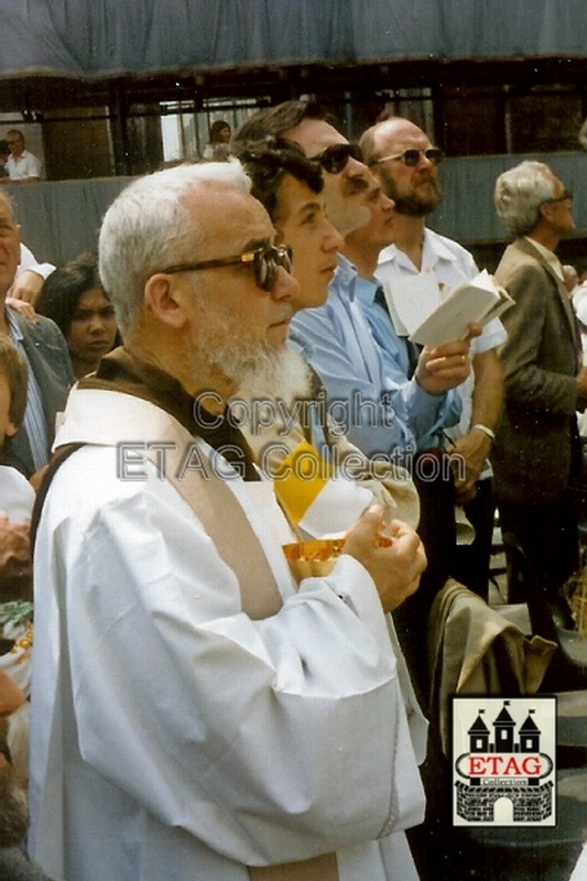 1982 (28a) Priester biddend tijdens zalig verklaring