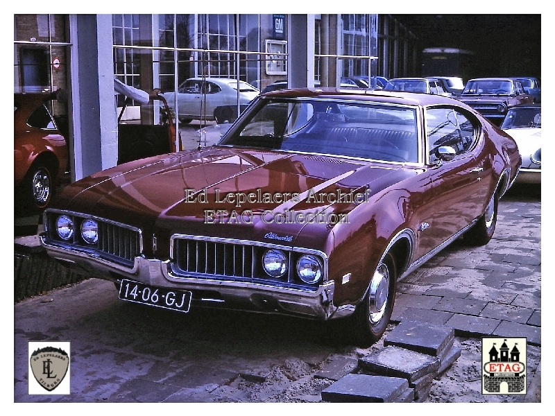 1969 Oldsmobile Coupe voor showroom Ringbaan Oost