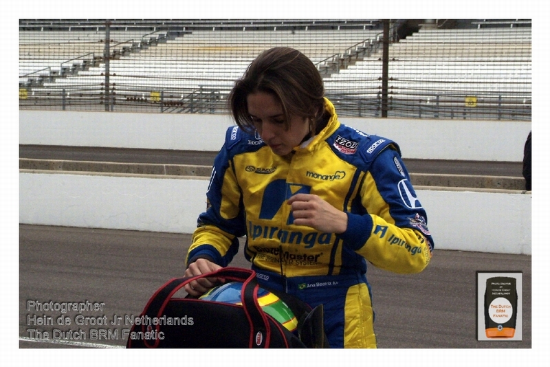 2011 Indianapolis Honda (21) Ana Beatriz #24 Ipiranga Pits1