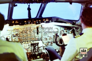 1982 (06) KLM Peerke Donders op cockpit tijdens vlucht