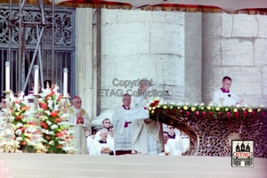 1982 (23) Paus Johannes Paulus II Biddend (1)