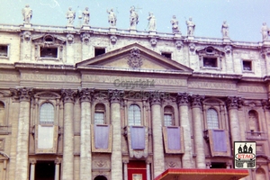 1982 (09) Sint Pietersplein Rome Baldakijnen dicht