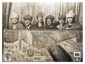 1921 Eduard Lepelaers en zusters tijdens kermis
