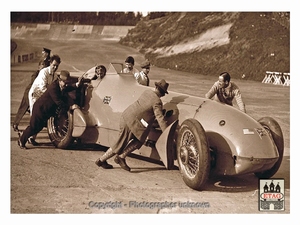 1928 Daytona Beach Bluebird Campbell Pushing with mechanic