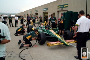 2011 Indianapolis Lotus Tony Kanaan Tyre change practice2