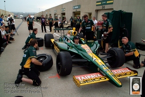 2011 Indianapolis Lotus Tony Kanaan Tyre change practice3