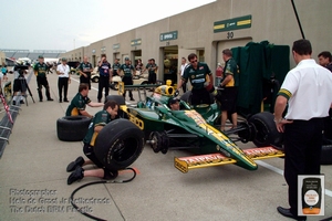 2011 Indianapolis Lotus Tony Kanaan Tyre change practice6