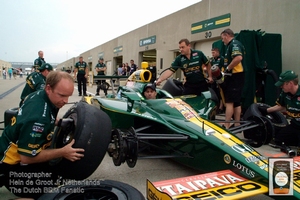 2011 Indianapolis Lotus Tony Kanaan Tyre change practice7
